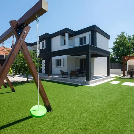 Lux Dujam With A Swimming Pool Near Zadar