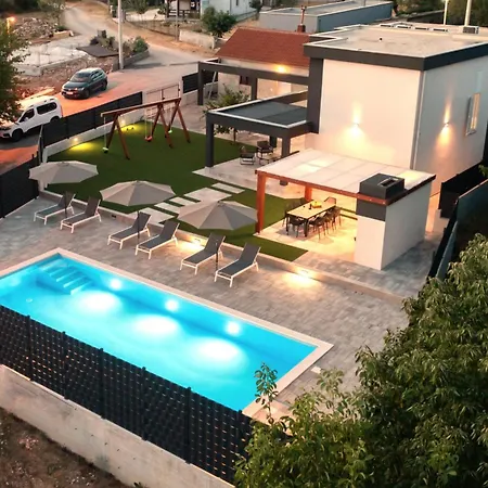 Lux Dujam With A Heated Swimming Pool, Near Zadar *