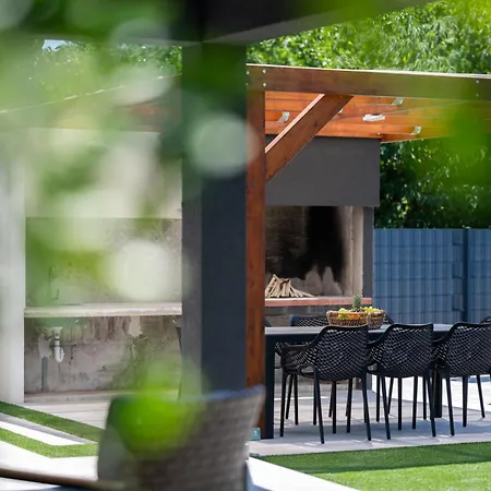 Lux Dujam With A Swimming Pool Near Zadar Suhovare