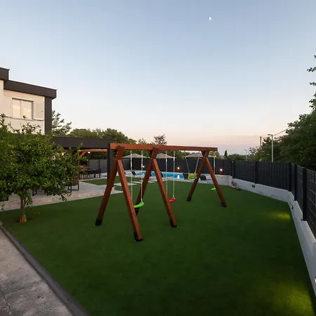 Lux Dujam With A Swimming Pool Near Zadar Suhovare