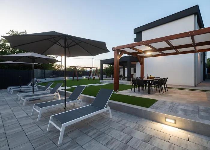 Lux Dujam With A Swimming Pool Near Zadar Vila