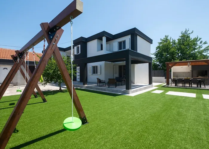 Lux Dujam With A Swimming Pool Near Zadar