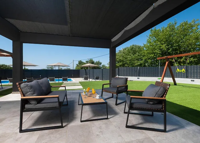 Lux Dujam With A Swimming Pool Near Zadar Vila Suhovare