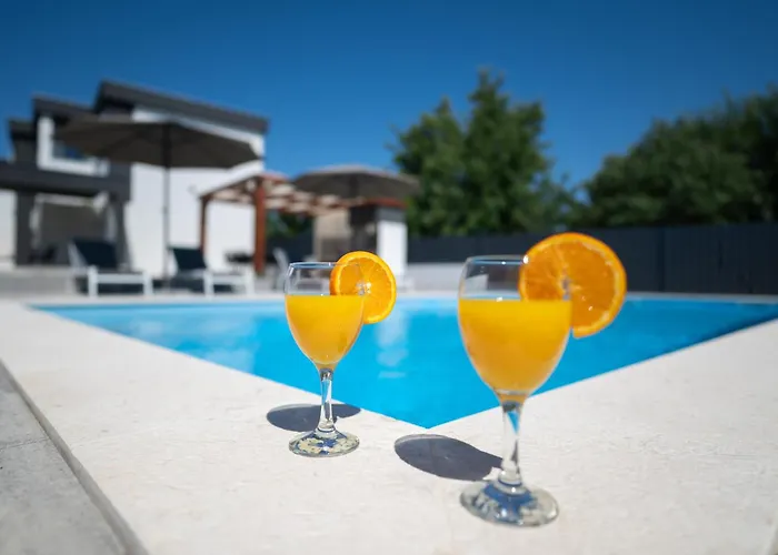 Lux Dujam With A Swimming Pool Near Zadar