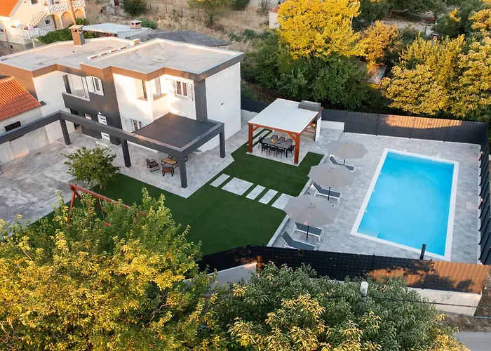 Lux Dujam With A Swimming Pool Near Zadar Vila