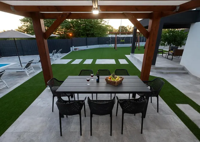 Lux Dujam With A Swimming Pool Near Zadar * Suhovare