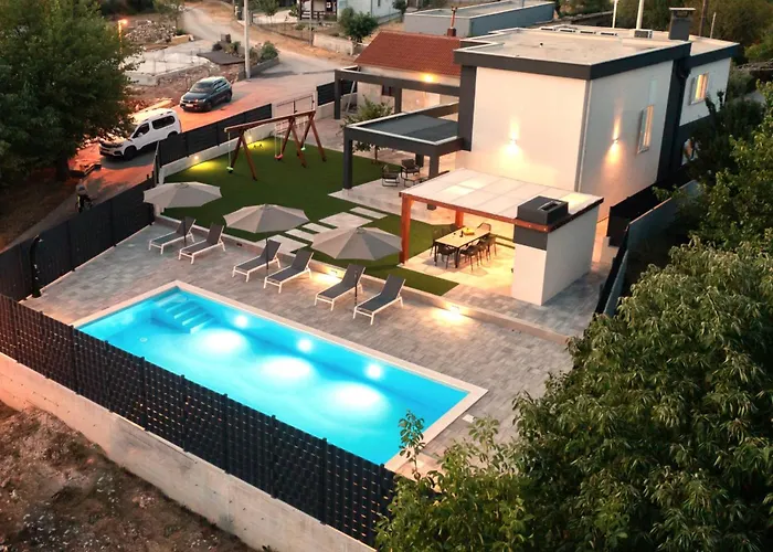Lux Dujam With A Swimming Pool Near Zadar *