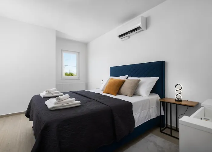 Lux Dujam With A Swimming Pool Near Zadar Vila