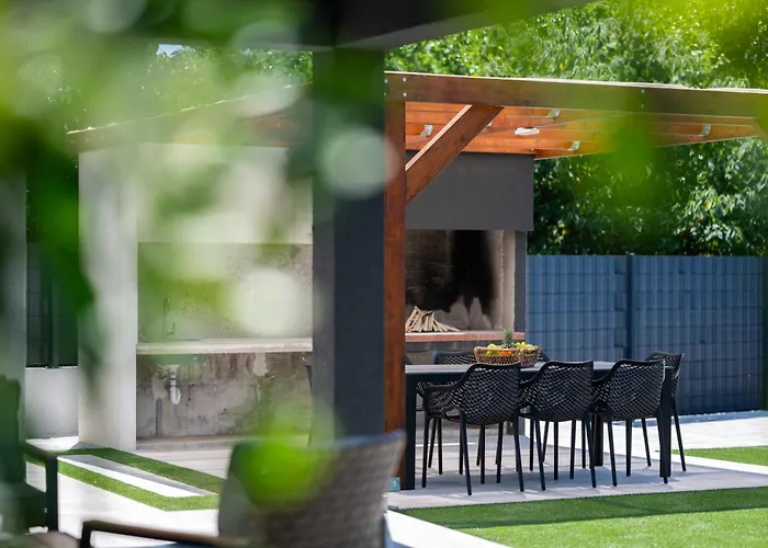 Lux Dujam With A Swimming Pool Near Zadar Suhovare