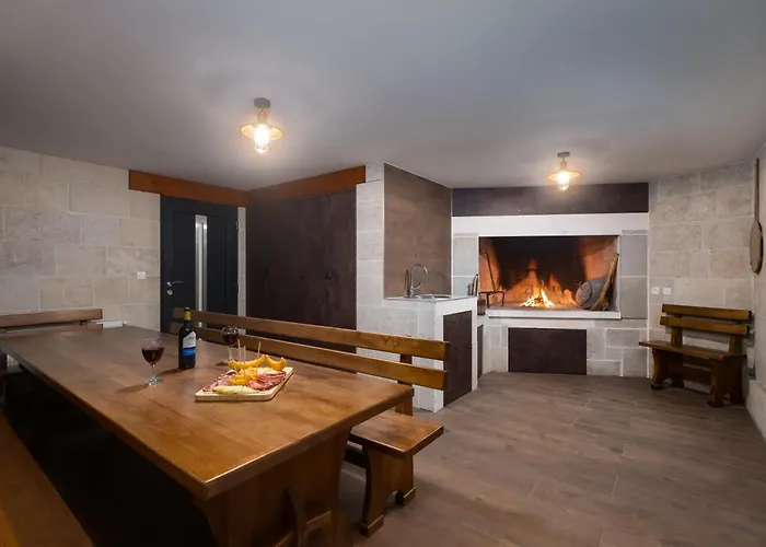 Lux Dujam With A Swimming Pool Near Zadar Vila Suhovare