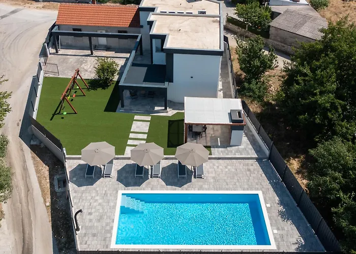 Lux Dujam With A Swimming Pool Near Zadar Vila Suhovare