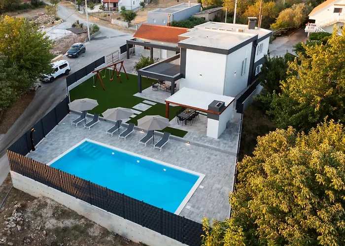 Lux Dujam With A Swimming Pool Near Zadar Suhovare