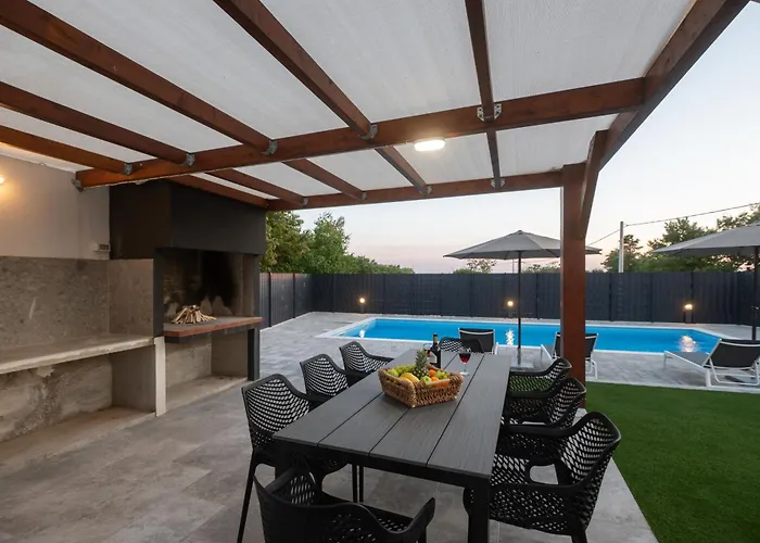 Lux Dujam With A Swimming Pool Near Zadar Suhovare