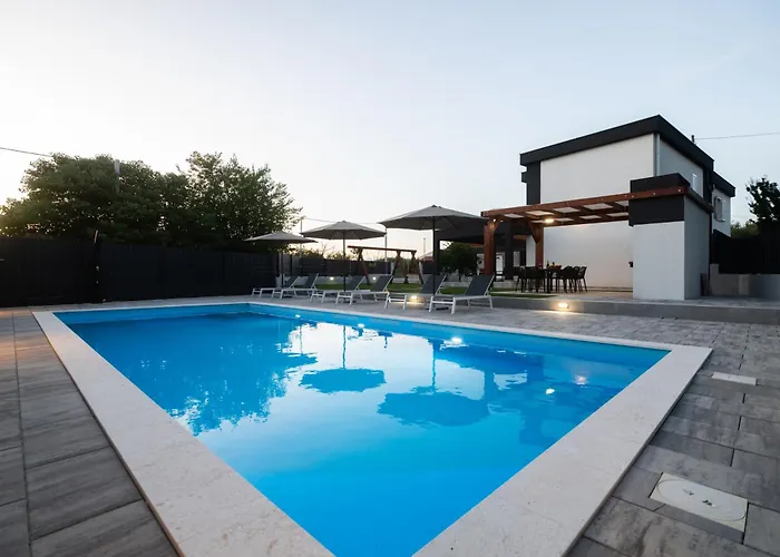 Lux Dujam With A Swimming Pool Near Zadar Vila Suhovare